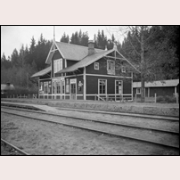 Älvestorp station medan namnet fortfarande stavades Elfvestorp. Stavningen ändrades 1911, men det kan ha dröjt innan stationsskylten målades om. Bild från Järnvägsmuseet. Foto: Okänd. 