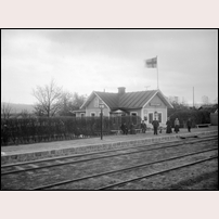 Vasselhyttan station omkring 1900. Då unionsflaggan är hissad måste fotoåret vara senast 1907. Vykort från Järnvägsmuseet. Foto: Alfred Mickelson, Linde. 
