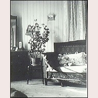 441-442 Båtbäcken 1920. Barnet på soffan är Sylvia (1920-1993), dotter till banvaktsparet Algot och Elin Flemström. Bild från Norrbottens museum. Foto: Algot Flemström. 