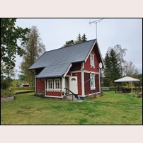 184 Gölsjö på den plats dit huset flyttats. Nummerskylten finns fortfarande kvar. Bilden tagen den 26 september 2020. Foto: Paul Lindhe. 