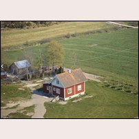 64a Skållebyn på sin nya plats 1973. Bilden tillhör Arkiv Digital (www.arkivdigital.se) och är en skanning av en provkopia (råkopia). Arkiv Digital har flera miljoner liknande bebyggelsebilder från hela Sverige.
 Foto: Okänd. 