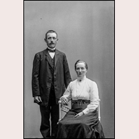 Banvakten Oskar Olsson och hans hustru Emma år 1910. Bild från Sophie Jansons samling i Örebro kommuns bildarkiv. Foto: Okänd. 