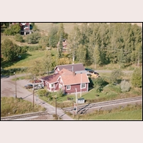 3 Storsund 1991. Sedan föregående bild togs har stugan byggts om och till.  Bilden tillhör Arkiv Digital (www.arkivdigital.se) och är en digitalfotograferad bild. Arkiv Digital har flera miljoner liknande bebyggelsebilder från hela Sverige. Foto: Okänd. 