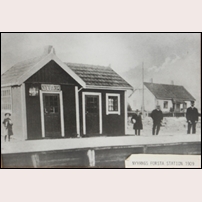 Nyvång 1909, enligt bildtexten en station, men mer troligt är det bara en hållplats. Bilden finns i Åstorps hembygdsgård och har där fotograferats och lagts ut på Facebook. Därifrån har den nu hämtats. Foto: Okänd. 