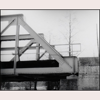 Bro över Dyltaån vid Ervalla omkring 1930. Njut av det fina nitarbetet. Bild frå Järnvägsmuseet. Foto: Okänd. 