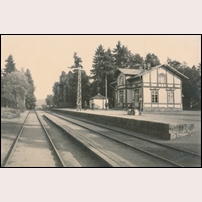 Vargön station på 1910-talet. Museet uppger även att bilden skulle vara tagen omkring 1950! På namnskylten står Rånnum varför bilden inte bör vara tagen efter 1917. Bild från Järnvägsmuseet. Foto: Okänd. 
