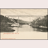 Öre älv, den första järnvägsbron som byggdes 1891. Fotografiet är taget uppströms. Vykort från Johan Åkerbloms Bokhandel, Umeå på bild i Järnvägsmuseets arkiv. Foto: Okänd. 