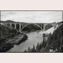 Öre älv, den andra bron som byggdes 1919, Bilden är tagen uppströms varför den första bron borde synas i bakgrunden, men den har retuscherats bort, endast fundamentet har blivit kvar. Bild från Järnvägsmuseet. Foto: Okänd. 