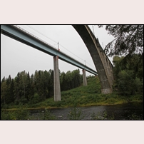 Öre älv i september 2021, till vänster den eleganta bron (nr 3) från 1994 kontrasterar mot den tunga betongkonstruktionen i bron nr 2 från 1919. Foto: Olle Thåström. 