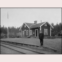 Tegnaby station 1916 med stationsmästare August Holmér. Bild från Järnvägsmuseet. Foto: Okänd. 