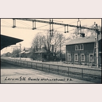 Lerum station Sunday, 5 May 1935, byggnaden till höger är det gamla stationshuset. Bild från Järnvägsmuseet. Foto: Okänd. 