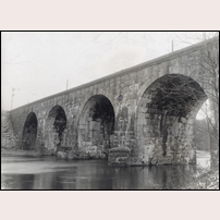 Bro över Säveån vid Lerum 1910. Den pampiga bron ersattes av en ny betongbro vid dubbelspårsbygget. Bild från Järnvägsmuseet. Foto: Okänd. 