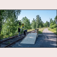 Billingsfors Norra hållplatsden 5 juli 2023, där de sista justeringarna av plattformen pågår. Foto: Johan Siirak. 