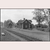 Prästköp station 1972. Persontrafiken är nedlagd sedan 1962 och all trafik sedan 1965, men fortfarande passerar godståg till och från Hjortkvarn. Bild från Järnvägsmuseet. Foto: Okänd. 
