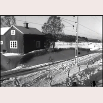 102 Sundet 1956. Bilden är en skärmdump ur en journalfilm om den svåra tågolyckan den 13 januari 1956, då ett skenande malmtåg kolliderade med en rälsbuss ett stycke norr om stugan.  Foto: Okänd. 