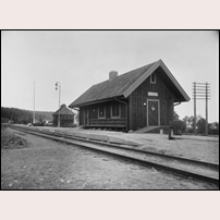 Getå hållplats omkring 1920. I bakgrunden skymtar byggnader vid Getå lastplats. Bild från Järnvägsmuseet. Foto: Okänd. 