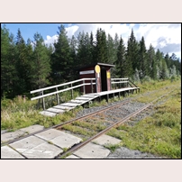 Kvarnsjö hållplats den 8 augusti 2021. Hållplatsen ligger 750 meter norr om Kvarnsjö station där tågen numera inte gör uppehåll. Foto: Reinhard Möws. 
