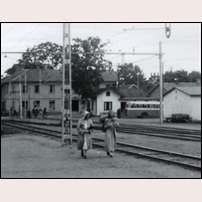 Grästorps station omkring 1960 med den forna banmästarstugan i centrum. Delförstoring av en bild från Järnvägsmuseet. Foto: Okänd. 
