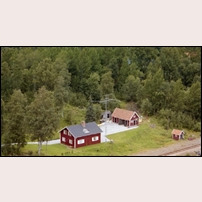 Långban station, bostadshus 9 1981. Den vackra sjön Långban ligger precis utanför den högra/nedre bildkanten.
Bilden tillhör Arkiv Digital (www.arkivdigital.se) och är en digitalfotograferad bild. Arkiv Digital har flera miljoner liknande bebyggelsebilder från hela Sverige.  Foto: Okänd. 
