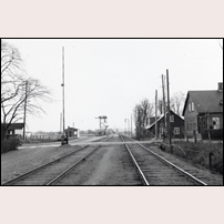 685 Rynge i oktober 1957 på bild tagen av personal vid SJ signalsektion. Stugan låg till vänster bortom vägövergången, där en betlastare och en till denna hörande byggnad nu ligger. Bild från Kulturen i Lund förmedlad av Anders Olsson. Foto: Okänd. 