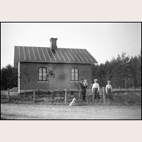 Forshem banvaktsstuga omkring 1908. Hans Källgren har bidragit med bilden. Foto: Okänd. 