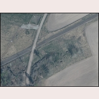 44 Svaneberg, stugtomten på en nutida flygbild, hämtad 2024 från Mina Kartor. Man kan ännu tydligt se var stugan låg helt nära vägövergången. Vägen är nu en enskild körväg men då järnvägen byggdes var detta "stora vägen mot Skara".