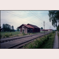 Ransäter station, godsmagasinet den 28 juli 1986. Den större huskroppen finns kvar, men den fina mindre delen är borta (not. 2024). Foto: Peter Berggren. 
