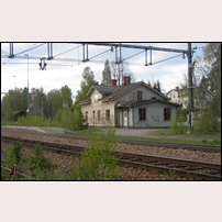 Ramnäs station den 4 maj 2007. Stationshuset ser nedgånget ut och stationsmiljön vårdas inte. Foto: Joakim Olah. 