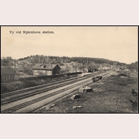 Stjärnhov station omkring 1920. Från vänster stinsens uthus, stinsens bostadshus och stationshuset. Bild från Järnvägsmuseet. Foto: Okänd. 