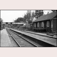 Björneborg station på 1930-taledt, bilden tagen inför elektrifiering av järnvägen. Godsmagasinet till höger är detsamma som revs 2007 och viadukten den 2025 borttagna. Bild från Järnvägsmuseet. Foto: Okänd. 