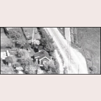 Gröndal banvaktsstuga 1935, delförstoring av ett vykort från AB Flygtrafik. Foto: Okänd. 