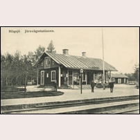 Högsjö station i ursprungligt utförande omkring 1900. Bild från Järnvägsmuseet. Foto: Okänd. 
