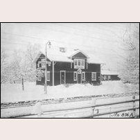 Högsjö station på 1930-talet, sedan andra våningen förhöjts. Bild från Järnvägsmuseet. Foto: Okänd. 