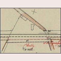 280 Skrubby på expropriationskarta från 1922 inför utbyggnaden till dubbelspår. Både stugan och uthuset ligger verkligen nära den enskilda vägen som korsar järnvägen här. Originalet finns i Riksarkivet.
