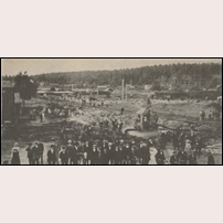 277 Vretstorp, eller resterna av stugan efter den stora branden den 2 augusti 1917.  Siffran 2 markerar den nedbrunna banvaktsstugan,  1 sågverket och 3 flera nedbrunna magasin. Bild från Hvar 8 Dag. Foto: Nils Harald Guldbrand, Örebro. 