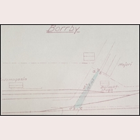 695 Borrby på bangårdsritning från 1944 i ärende Bbr 924/44. Det med grönt markerade området är sedan tidigare upplåtet till väghållaren för breddning av allmänna vägen.