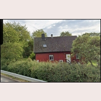 Skrubbs banvaktsstuga i augusti 2025. Bild från Google Maps Street View. Foto: Okänd. 