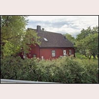 Skrubbs banvaktsstuga i augusti 2025. Bild från Google Maps Street View. Foto: Okänd. 