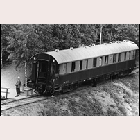 Käpplundaspåret hade fint besök första veckan i oktober 1960. Kung Gustaf VI Adolf besökte då fälttjänstövningarna i trakten och bodde i sin "egen" vagn som parkerades här. Man kan kanske tycka att den provisoriska trappan var väl fältmässigt utförd  för en till åren kommen monark. Vagnen byggdes 1931 av Kockums Mekaniska Verkstad och användes av den kungliga familjen till 2001. Den är bevarad vid Järnvägsmuseet i Gävle. Bild från Västergötlands museum. Foto: Okänd. 