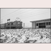 Källbymölla hållplats 1964 eller senare (gummiinfattade fönsterrutor introducerades 1964). Det är kuren på den östra sidan av järnvägen som ses här, tåget är alltså på väg söderut. Bild från Kulturportal Lund. Foto: Okänd. 