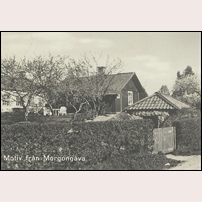 214 Morgongåva på en bild som med all sannolikhet härstammar från 1940-talet. Del av flerbildsvykort från förlag Gunnar Larsbäck. Bilden är ett bidrag från Kenth Hansson. Foto: Okänd. 