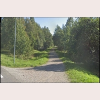 Vattjom banvaktsstuga, härifrån kan man åka på den gamla banvallen i riktning mot Matfors. Bild från Google Maps Street View i augusti 2023. Foto: Okänd. 