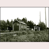 Matfors station lokstallet i september 1948. Till höger ligger en kur med vagnvåg. Bild från Järnvägsmuseet. Foto: Tufve Spångberg. 