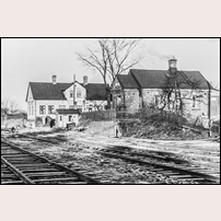 353 Kävlinge okänt år, men före den 1 december 1934 då eldriften började här. Den stora ljusa byggnaden är också ett järnvägens bostadshus, nummer 9A. Bild från Järnvägsmuseet förmedlad av Anders Lundquist.  Foto: Okänd. 