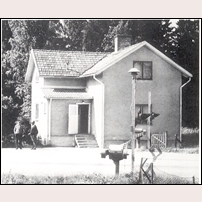 Laxå LRJ banvaktsstuga i juni 1968. Till vänster står pensionerade banförmannen Nils Andersson, vem som är vem av de två männen framgår inte. Bilden är hämtad ur Torbjörn Ljungqvists bok om Laxå - Röfors järnväg, Röforsbanan - en viktig länk under ett sekel.  Foto: Torbjörn Ljungqvist. 