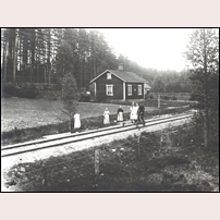 719 Vanåbodarne okänt år. Banvakten Karl Olsson med familj. Bild från Vansbro Hembygdsförenings bildarkiv. Foto: Okänd. 