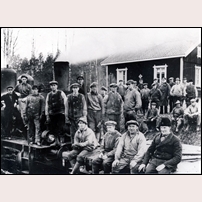 743 Öje med rivningståg och "baklängesrallare" år 1935. Eller? Kan det vara 744 Tyngen? Bild från Vansbro Hembygdsförenings arkiv. Foto: Okänd. 