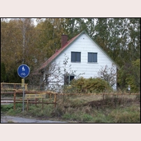 287 Hasslum den 9 oktober 2003. Stugan har i privat ägo blivit kraftigt ombyggd.  Foto: Jöran Johansson. 