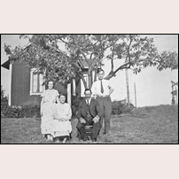 51 Vena på 1940-talet med banvakten Karl Helmer Hall (1891-1953) och hans familj, hustrun Jenny Elisif (1891-1972), dottern Majken Jenny Viola (1913-1996) och sonen Karl Gustaf (1918-1998). Foto: Okänd. 