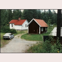 115 Backsjö den 6 augusti 1996. Banan gick tidigare till vänster om huset, numera där fotografen står.  Foto: Jöran Johansson. 